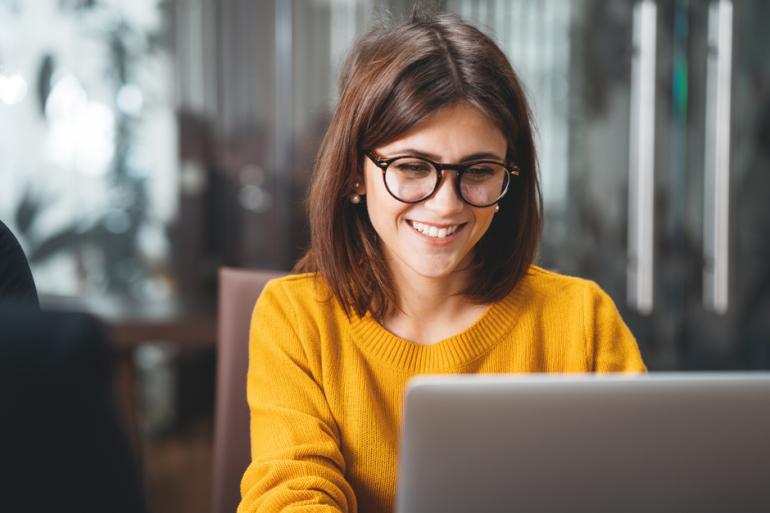 Mujer trabajando frente a un computador